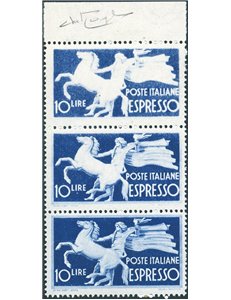 1945 - Espressi Democratica 10 £ azzurro in striscia verticale di 3 pezzi che presenta la varietà stampa evanescente nei primi d