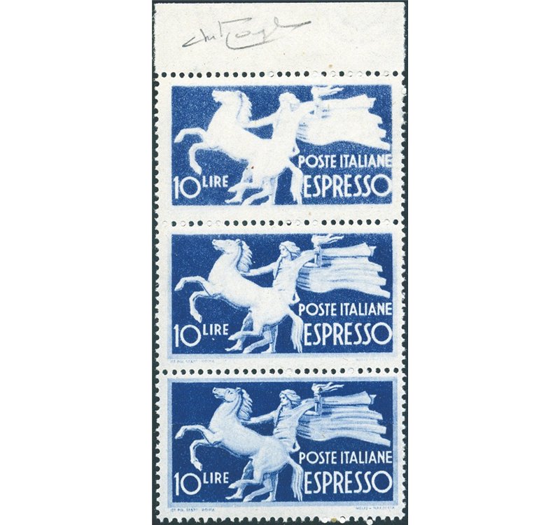 1945 - Espressi Democratica 10 £ azzurro in striscia verticale di 3 pezzi che presenta la varietà stampa evanescente nei primi d