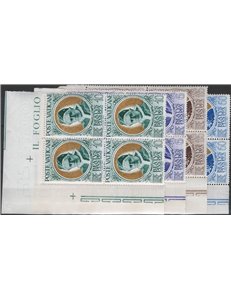 1951 - Papa oro, serie n° 145/48 in quartina d'angolo. Cat. € 160+ (**)