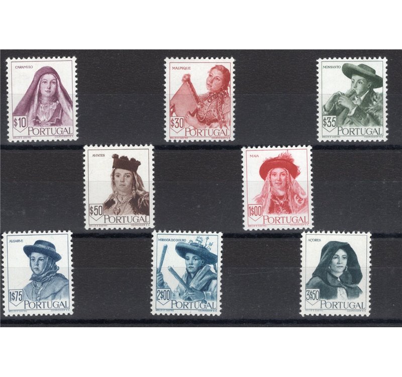 Portogallo - 1947 - Costumi regionali, serie n° 688/95. Cert.: IC. Cat. € 230 (**)